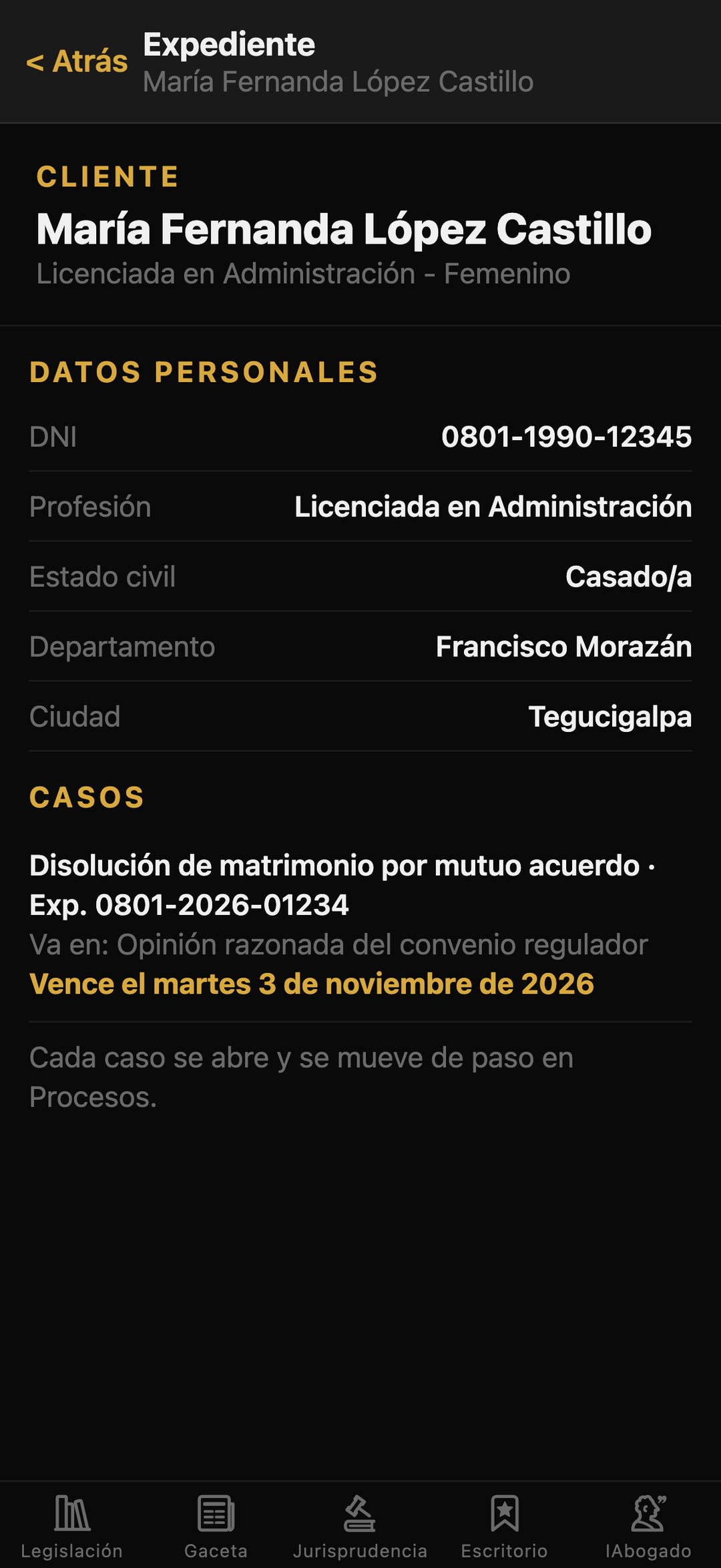 Ficha de una clienta con sus datos personales y su caso de divorcio por mutuo acuerdo, el paso en que va y la fecha en que vence
